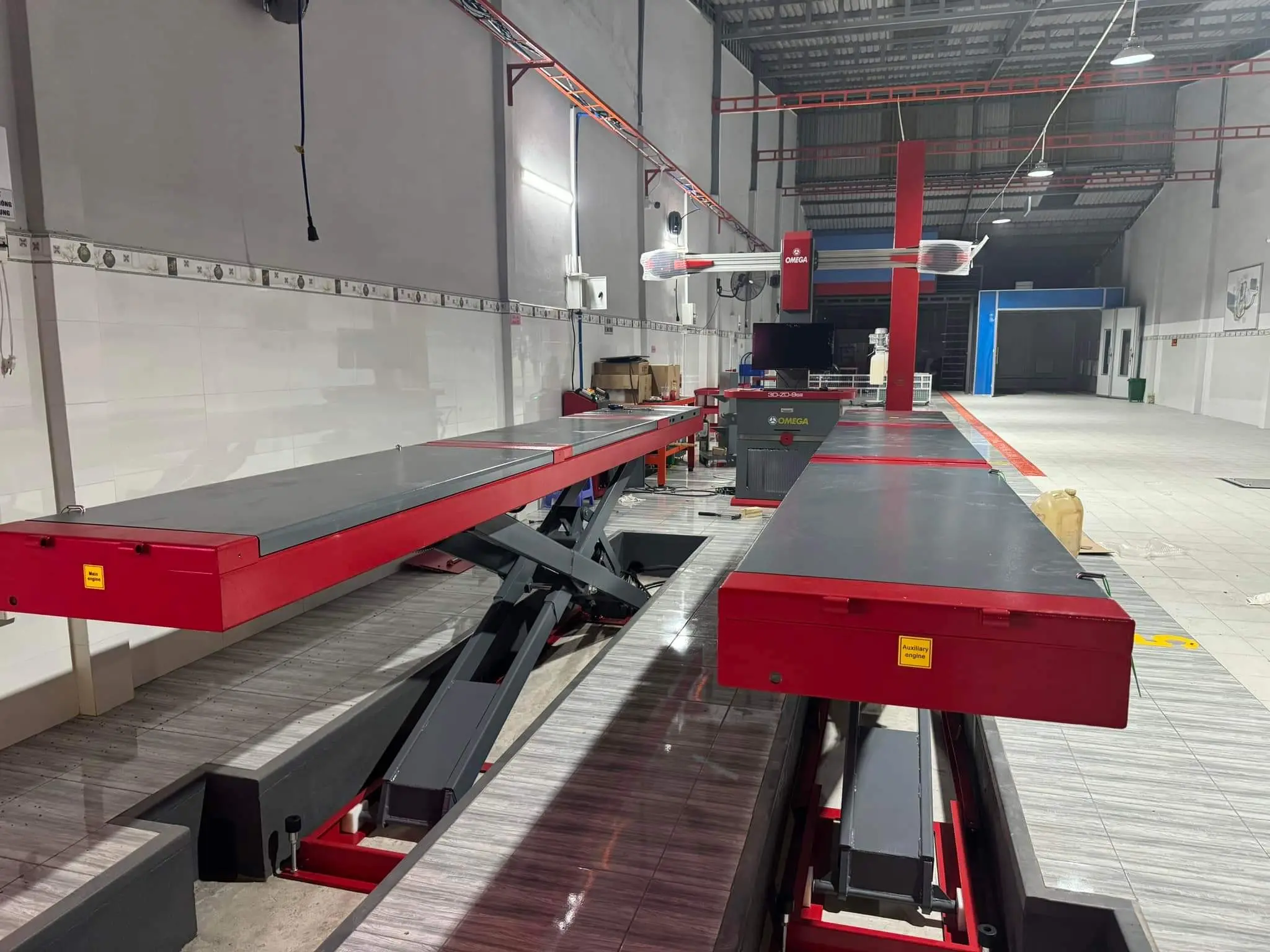 Cầu nâng cắt kéo OMEGA toàn cảnh xưởng gara chuyên nghiệp với không gian làm việc rộng rãi