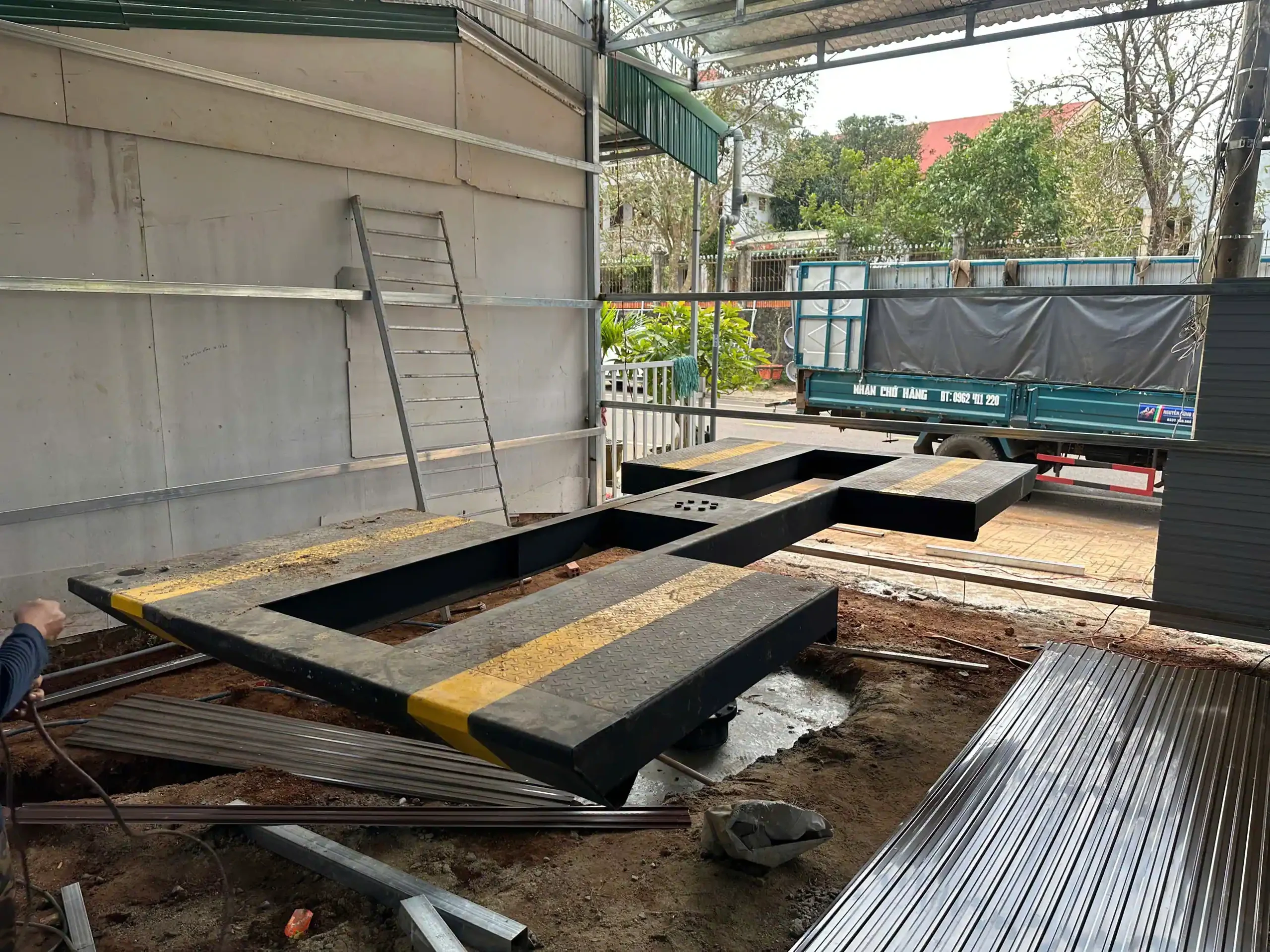 Kết cấu bàn nâng cầu nâng 1 trụ âm nền hệ thống xy-lanh thủy lực