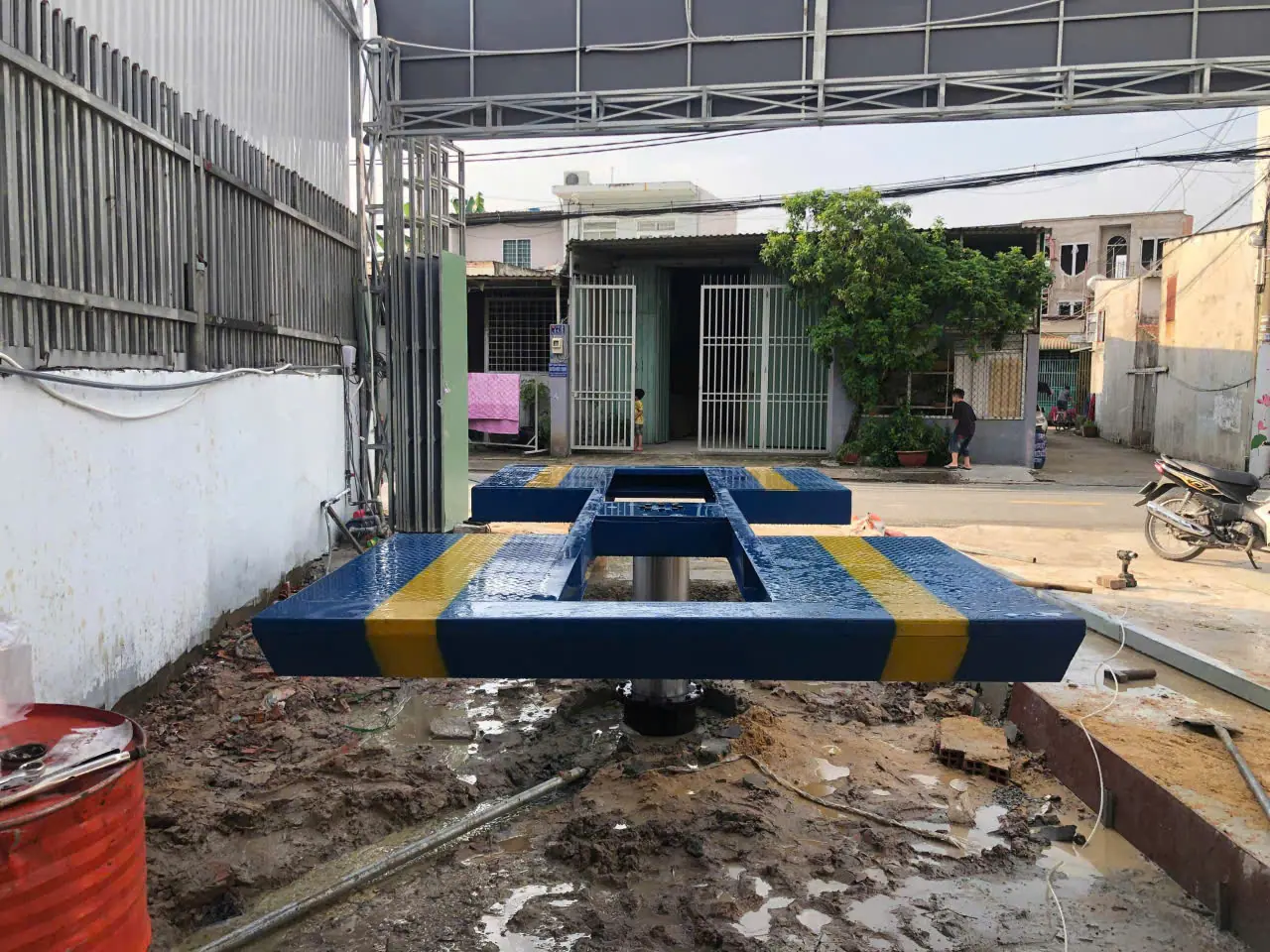 Cầu Nâng 1 Trụ Rửa Xe Âm Nền Cánh Bướm Ấn Độ 4 Lắp đặt cầu nâng 1 trụ cánh bướm