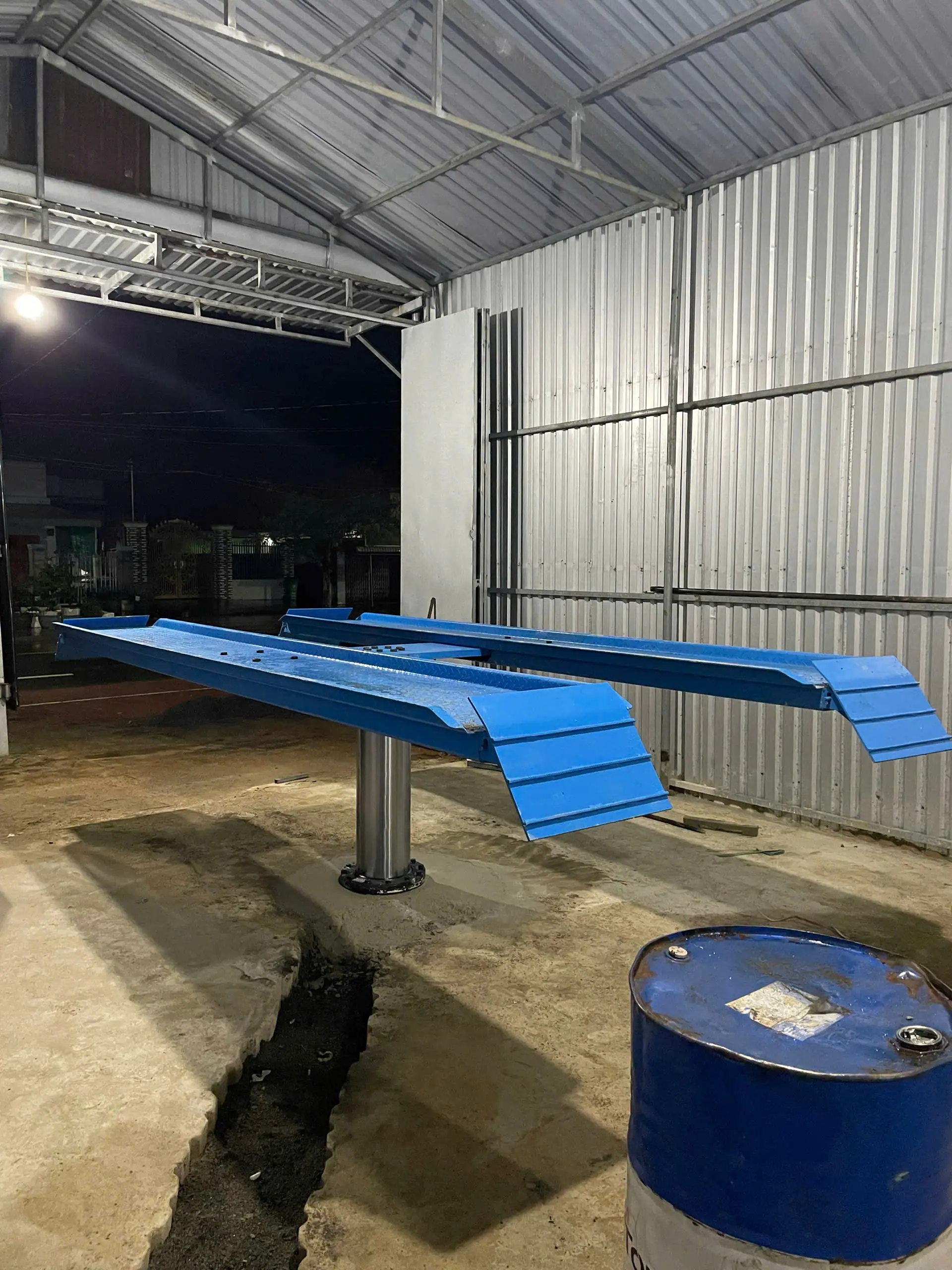 Thi công cầu nâng 1 trụ lắp nổi chuyên nghiệp