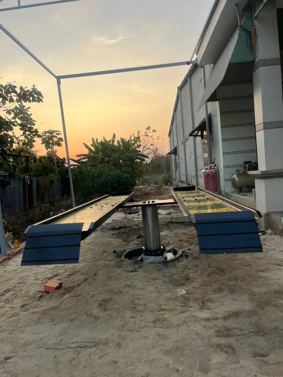 Cầu nâng 1 trụ lắp nổi màu vàng nổi bật