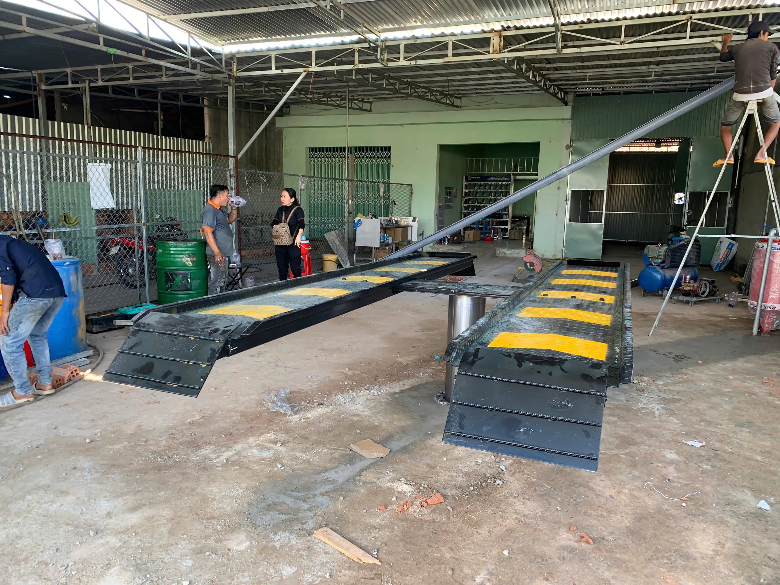 Lắp đặt cầu nâng 1 trụ rửa xe ô tô thực tế cho khách hàng