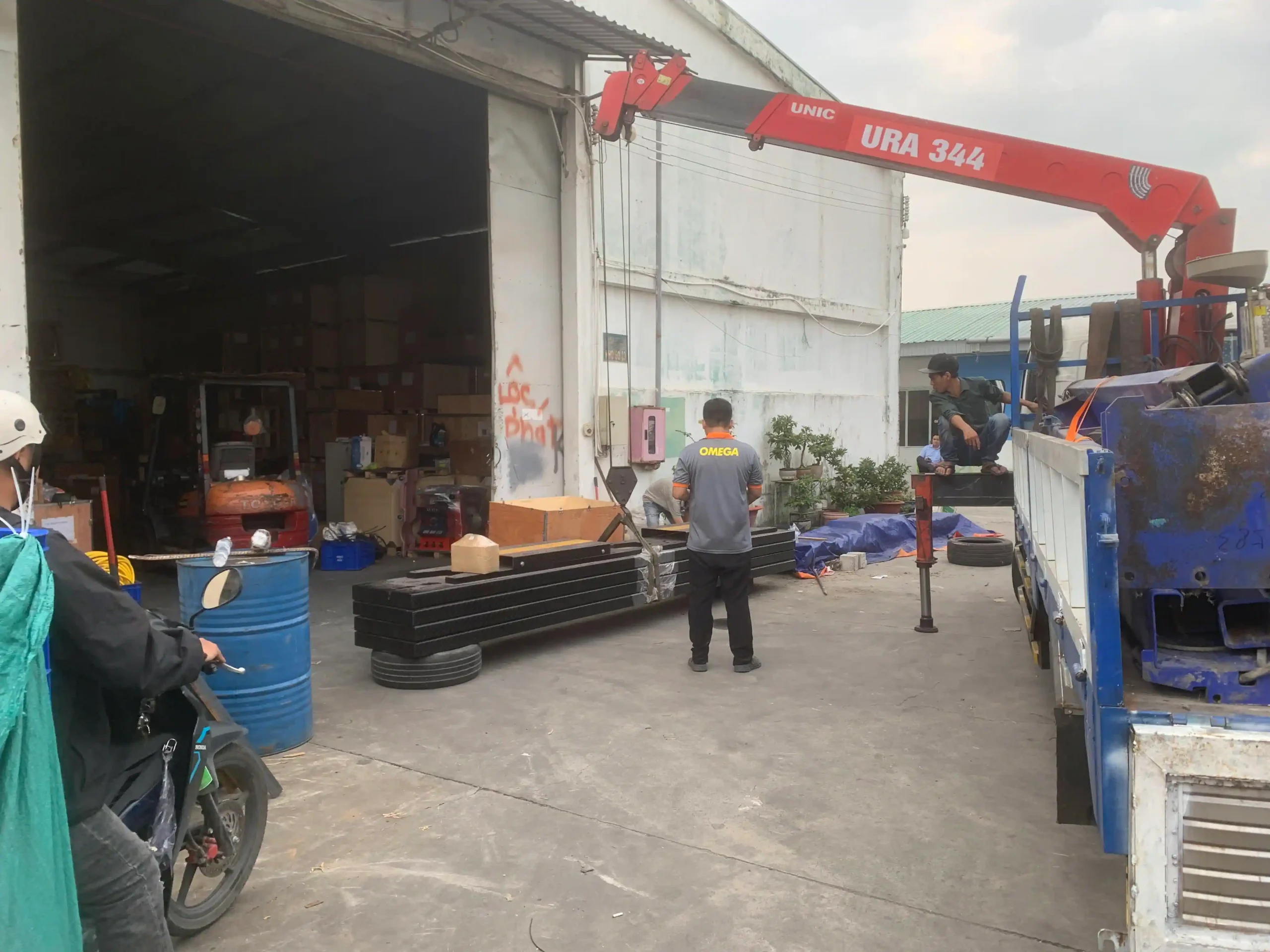 Hoạt động bốc dỡ hàng hóa tại kho Lộc Phát tấp nập