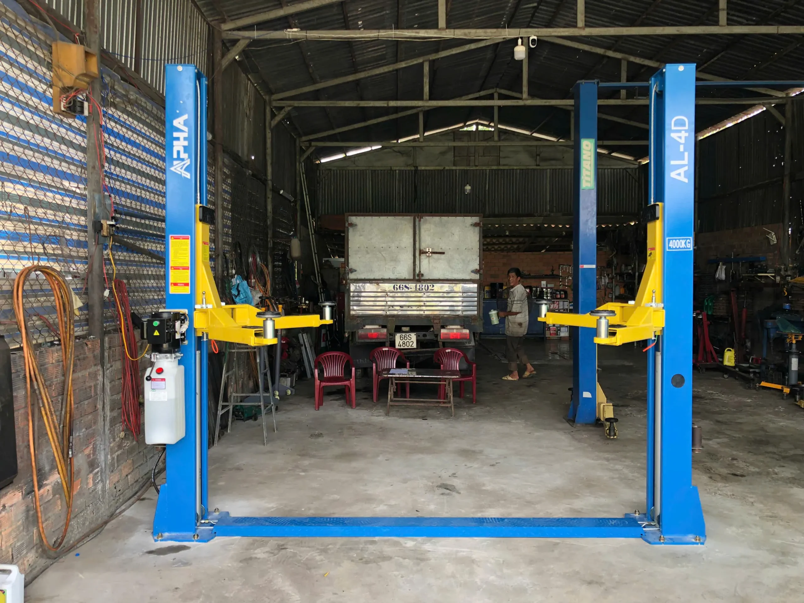 Cầu nâng 2 trụ cổng dưới Alpha AL-4D lắp đặt hoàn thiện tại xưởng rộng