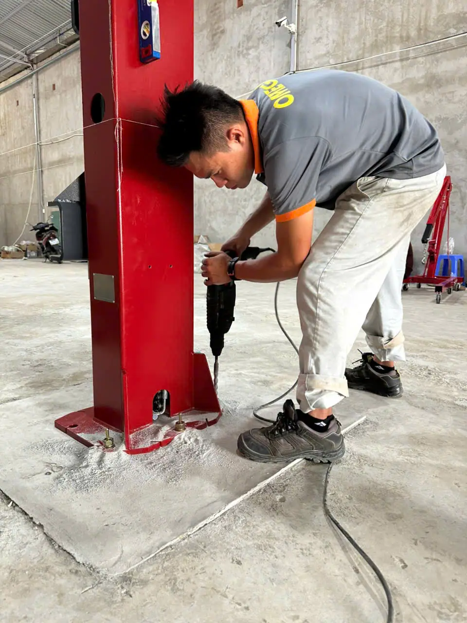Thi công khoan bắt nở chân cầu nâng 2 trụ cổng dưới SUNTEK