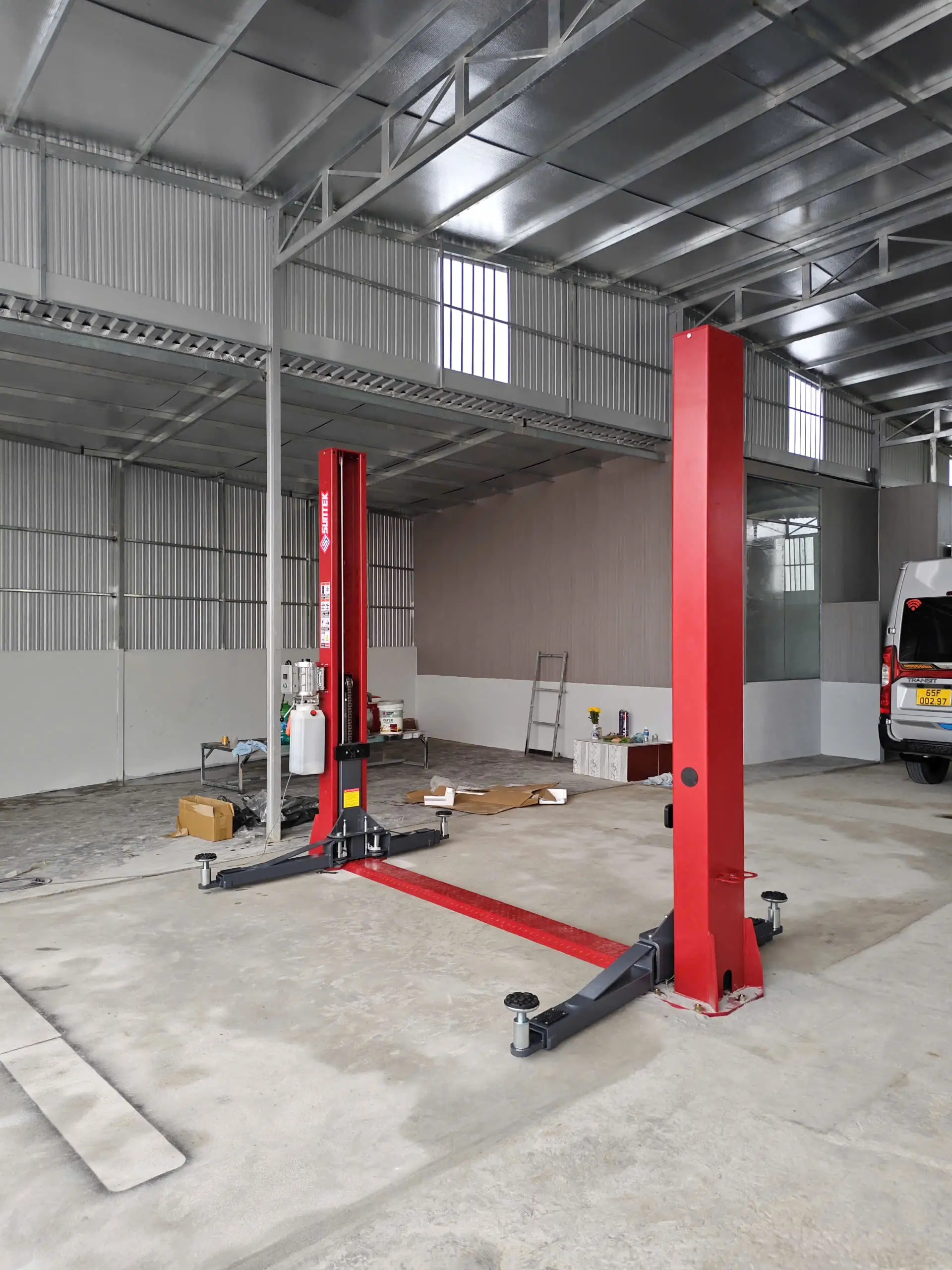 Góc nhìn chéo cầu nâng SUNTEK trong xưởng mới
