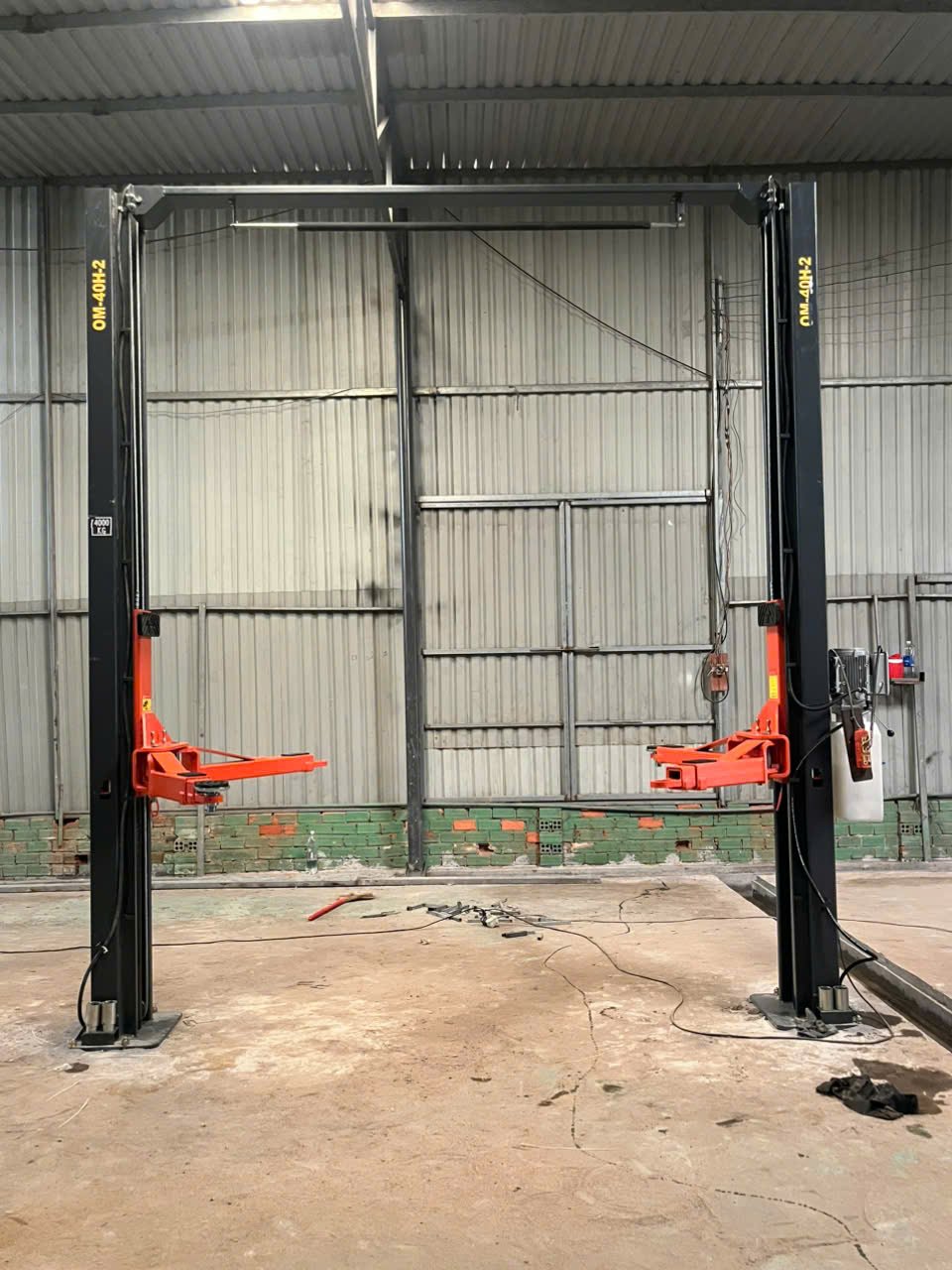 Cầu Nâng 2 Trụ Cổng Trên OMEGA (Lock giật 2 bên, tay 3 khớp nối) 12 Khóa an toàn giật 2 bên cầu nâng 2 trụ OMEGA