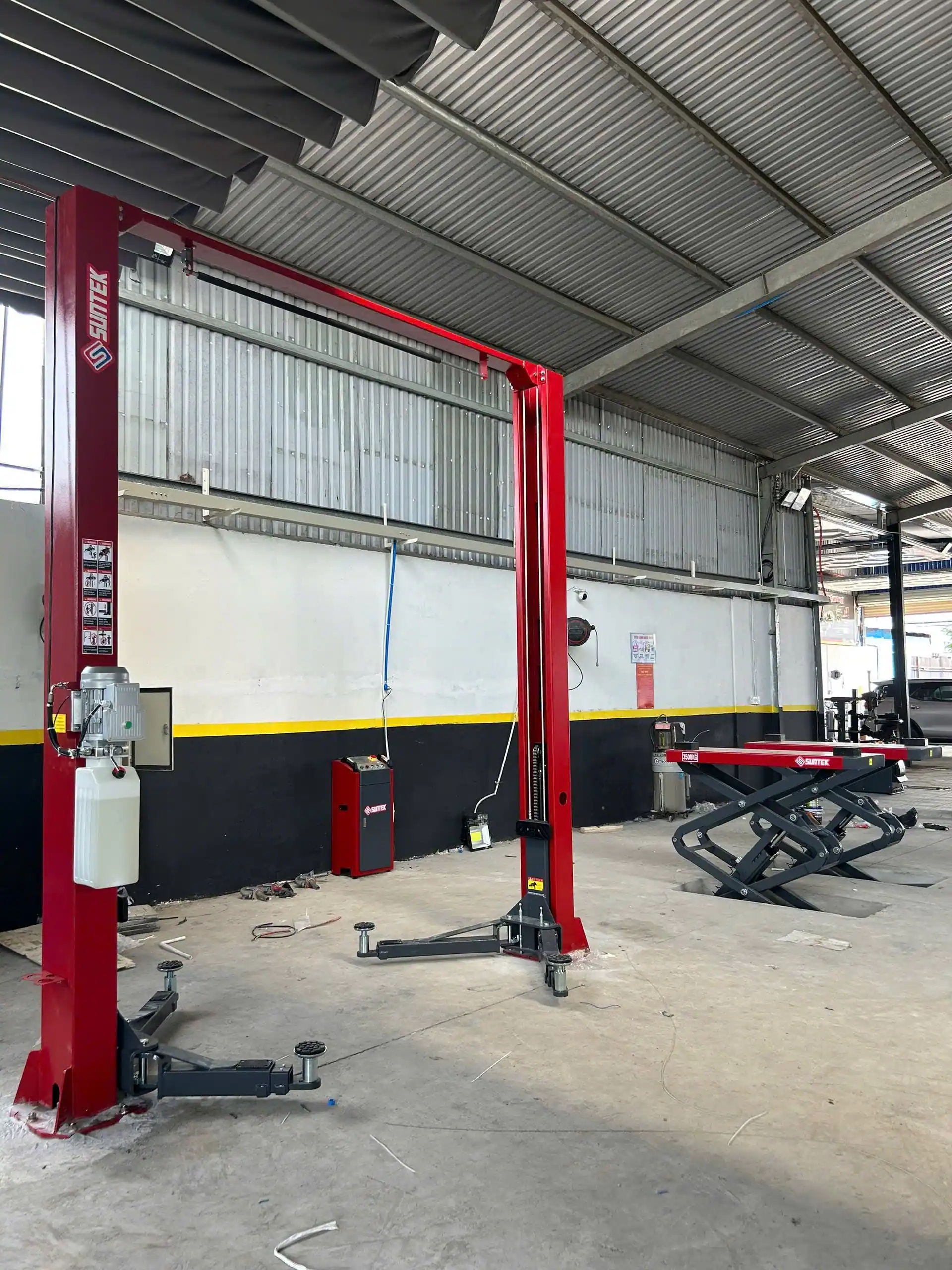 Cầu Nâng 2 Trụ Cổng Trên SUNTEK 4000T 4 Tấn – Tay 3 Khớp, Nâng Xe 16 Chỗ 17 Góc nghiêng cho thấy độ dày dặn của thanh giằng cổng trên