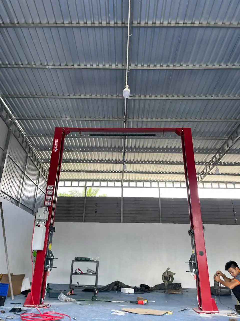 Cầu Nâng 2 Trụ Cổng Trên SUNTEK 4000T 4 Tấn – Tay 3 Khớp, Nâng Xe 16 Chỗ 26 Bàn giao cầu nâng SUNTEK 4000T cho khách hàng