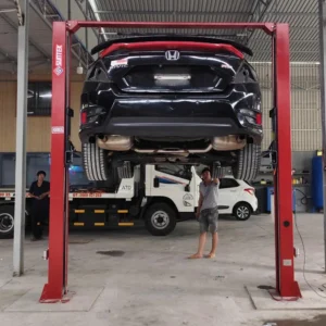 Cầu nâng 2 trụ cổng trên SUNTEK 4000T nâng xe sedan thực tế trong nhà xưởng sửa chữa ô tô