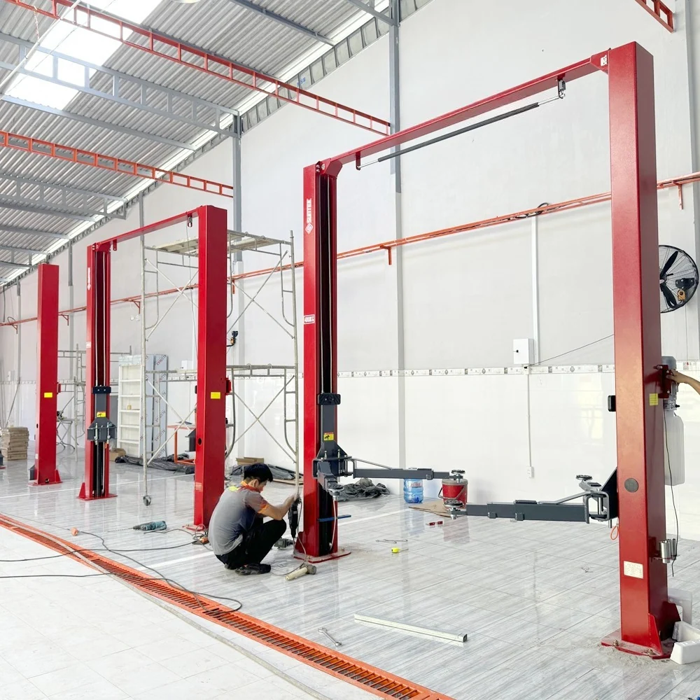 Cầu Nâng 2 Trụ Cổng Trên SUNTEK 4000T 4 Tấn – Tay 3 Khớp, Nâng Xe 16 Chỗ 25 Toàn cảnh lắp đặt hoàn thiện cầu nâng tại xưởng khách hàng