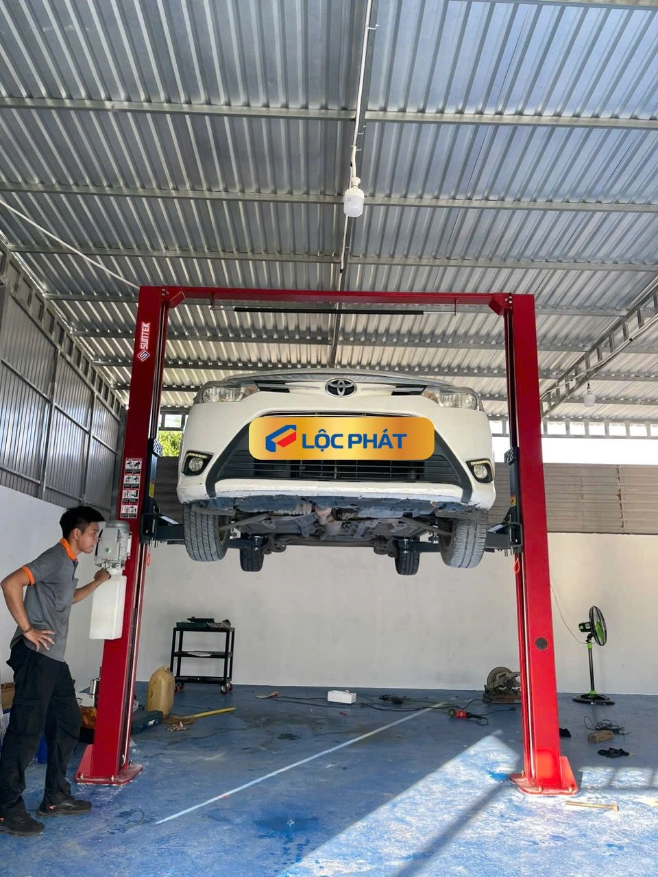 Các Loại Cầu Nâng Ô Tô 2 Trụ 24 Sửa chữa thay gầm xe với cầu nâng 2 trụ cổng trên SUNTEK