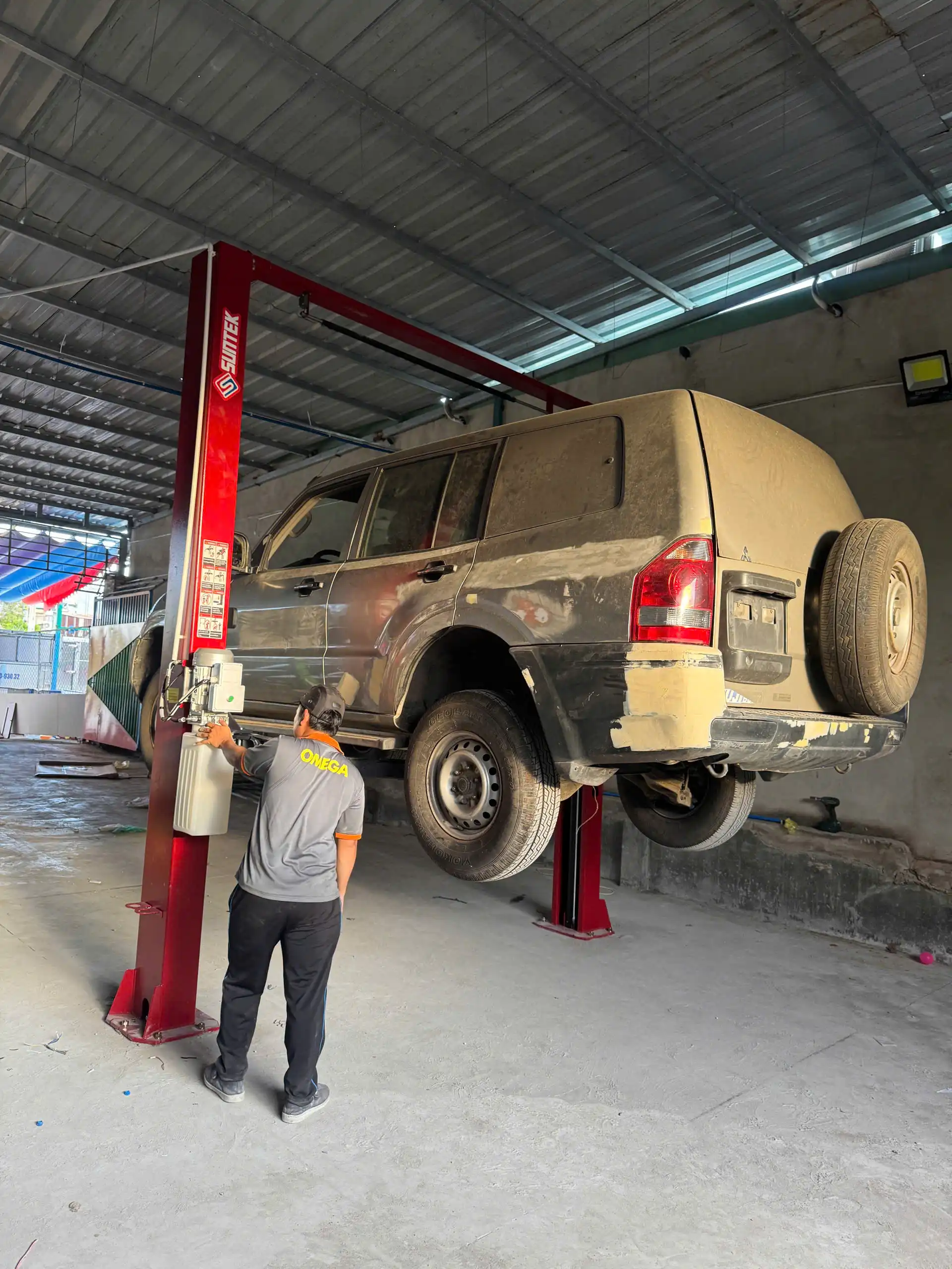 Cầu Nâng 2 Trụ Cổng Trên SUNTEK 4000T 4 Tấn – Tay 3 Khớp, Nâng Xe 16 Chỗ 22 Vận hành nâng xe SUV gầm cao vững chãi