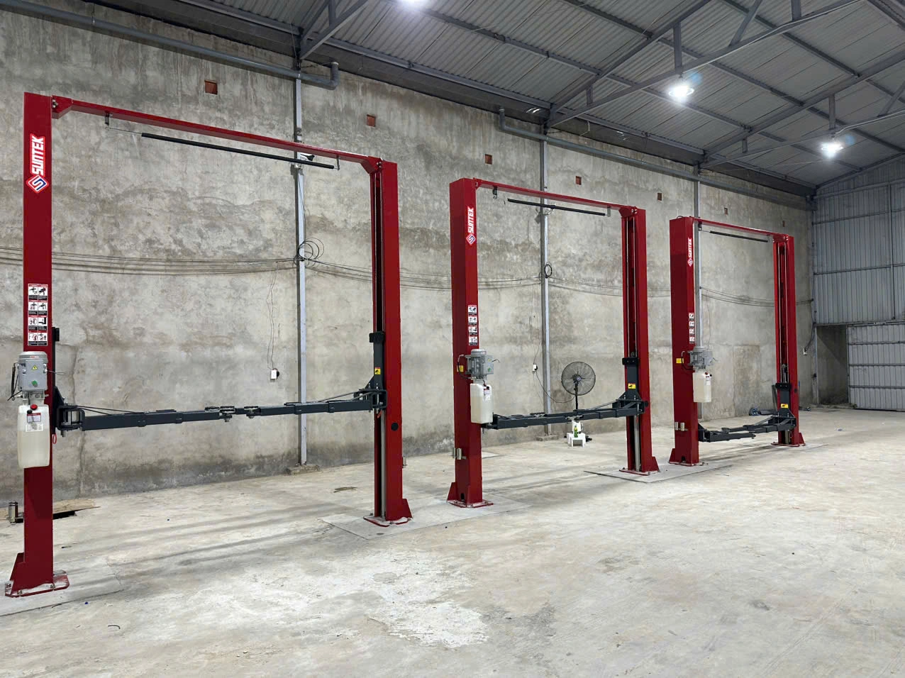 Cầu Nâng 2 Trụ Cổng Trên SUNTEK 4000T 4 Tấn – Tay 3 Khớp, Nâng Xe 16 Chỗ 24 Lắp đặt hệ thống 3 cầu nâng 2 trụ SUNTEK cho xưởng dịch vụ lớn