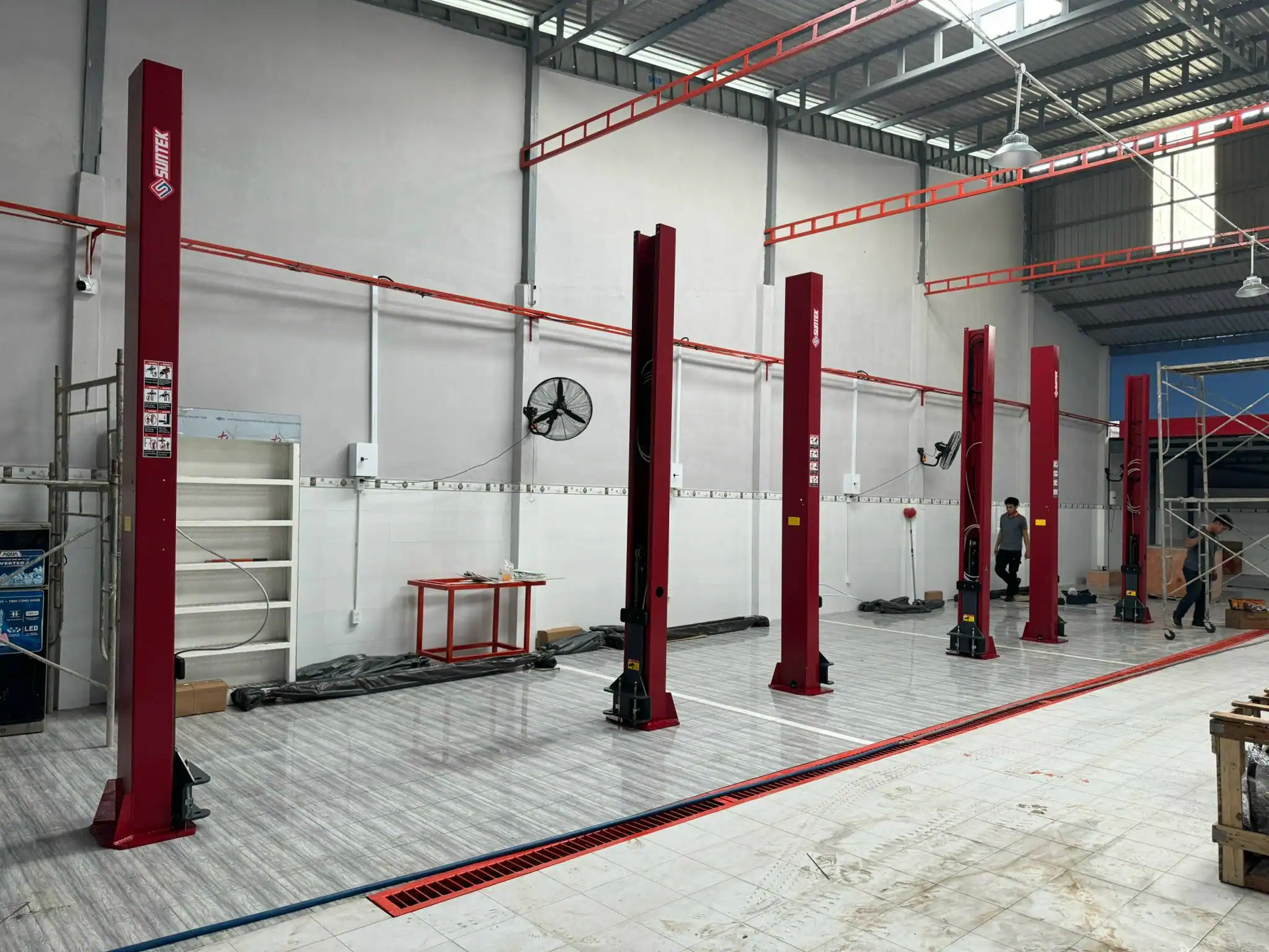 Các Loại Cầu Nâng Ô Tô 2 Trụ 16 Hệ thống các loại cầu nâng ô tô 2 trụ lắp đặt theo dãy