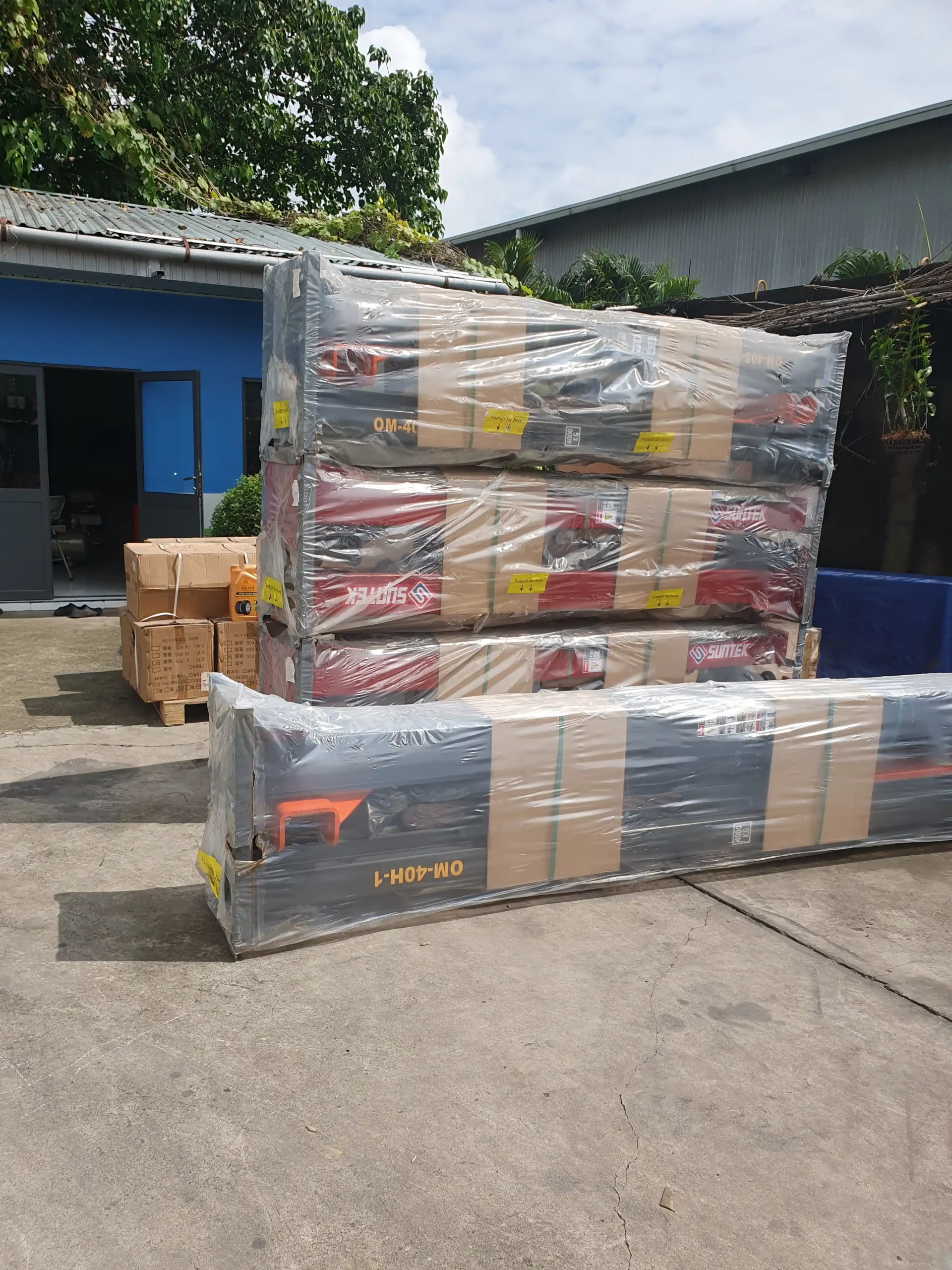 Kho hàng cầu nâng 2 trụ chính hãng Lộc Phát