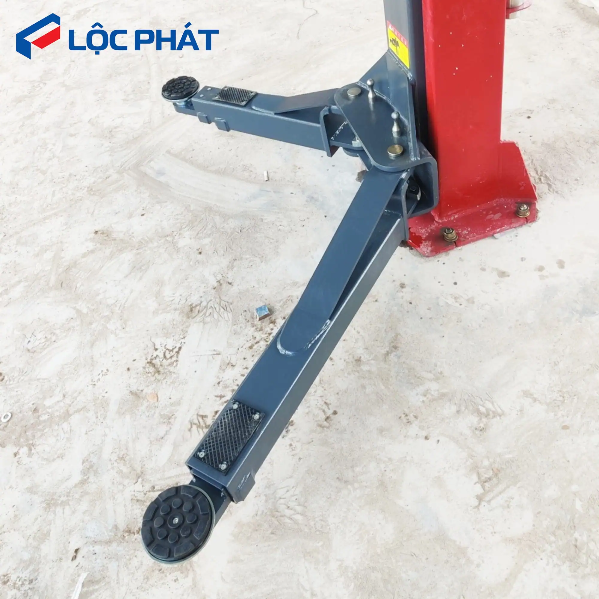 Cầu Nâng 2 Trụ Cổng Trên SUNTEK 4000T 4 Tấn – Tay 3 Khớp, Nâng Xe 16 Chỗ 6 Cận cảnh tay nâng 3 khớp nối của cầu nâng 2 trụ cổng trên SUNTEK 4000T