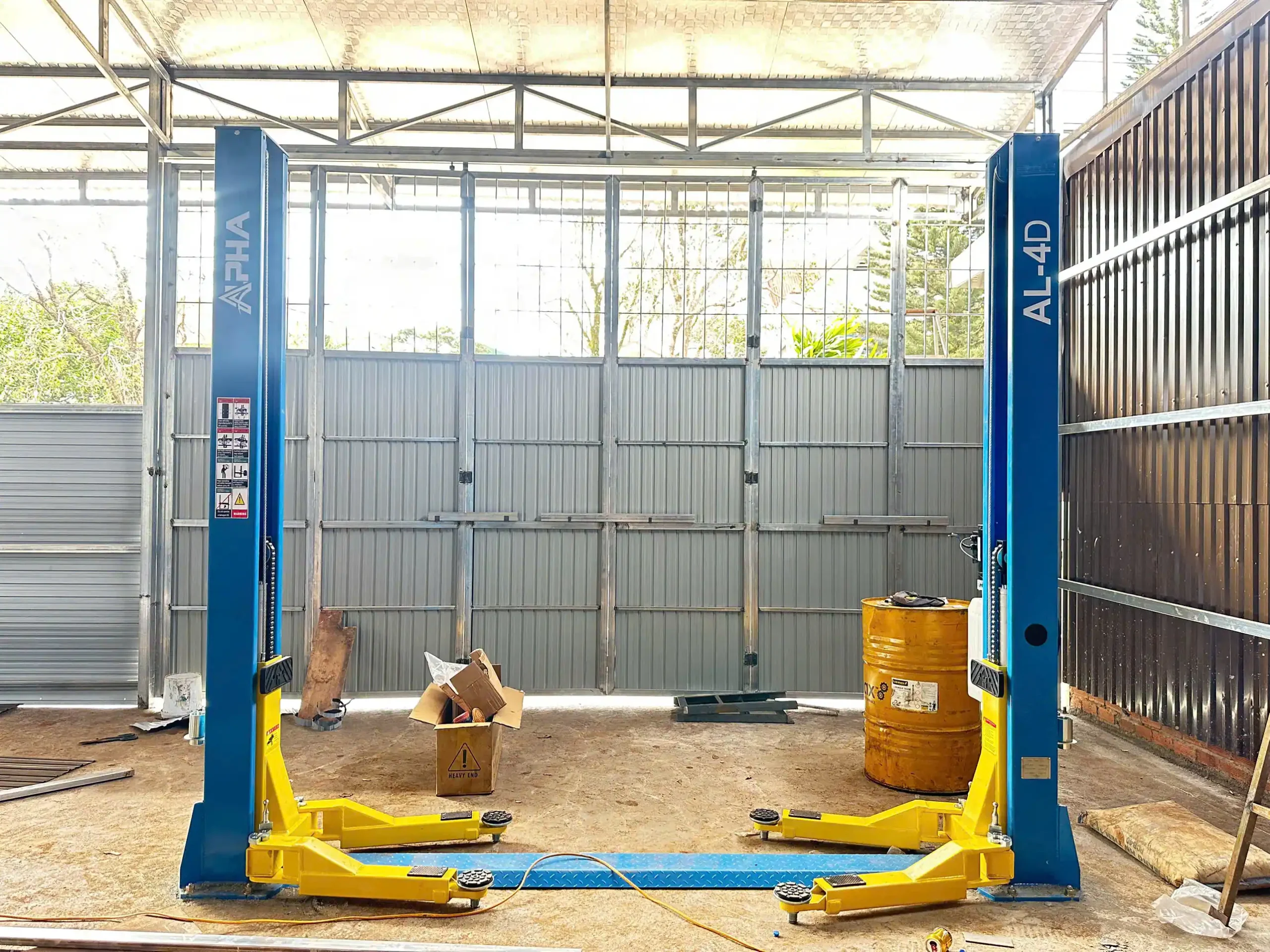 Tổng thể cầu nâng 2 trụ cổng dưới ALPHA AL-4D chính hãng màu xanh dương tại xưởng