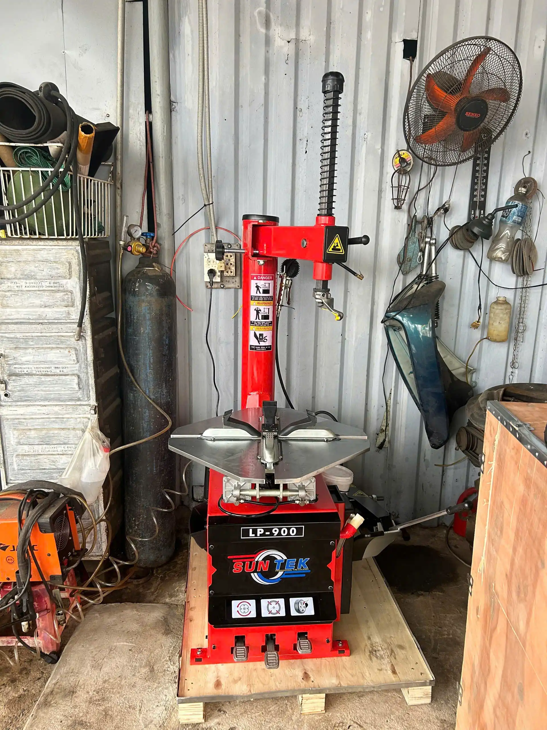 Bảng Giá Máy Ra Vào Lốp Xe Máy, Ô Tô, Xe Tải Mới Nhất 2026 74 Anh Cường và anh Hậu tại Lagi Bình Thuận nghiệm thu máy SunTek LP-900