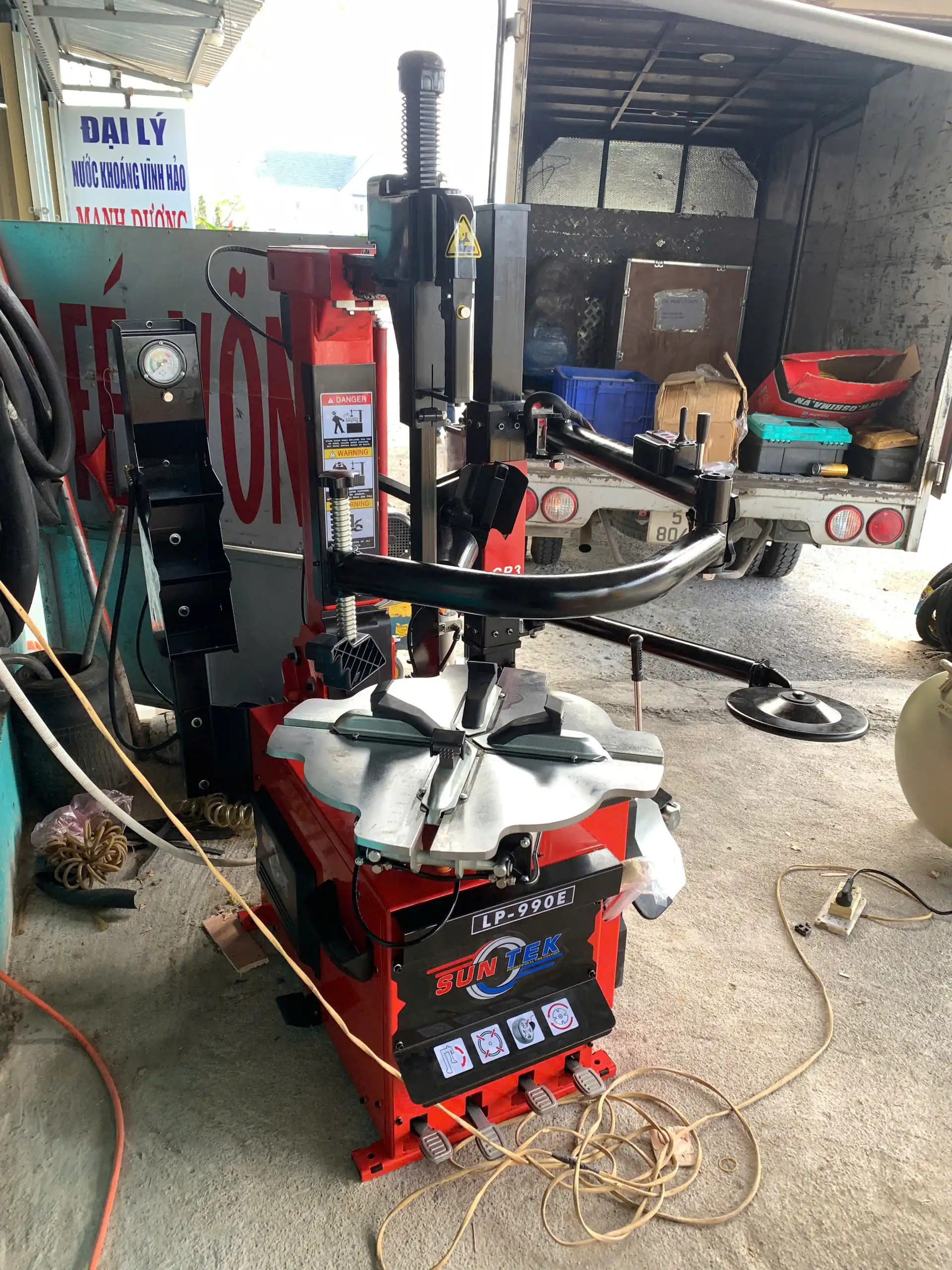 Bảng Giá Máy Ra Vào Lốp Xe Máy, Ô Tô, Xe Tải Mới Nhất 2026 72 Kỹ thuật viên hướng dẫn vận hành máy tháo lốp SunTek LP-990E cho anh Hòa tại Bình Thuận