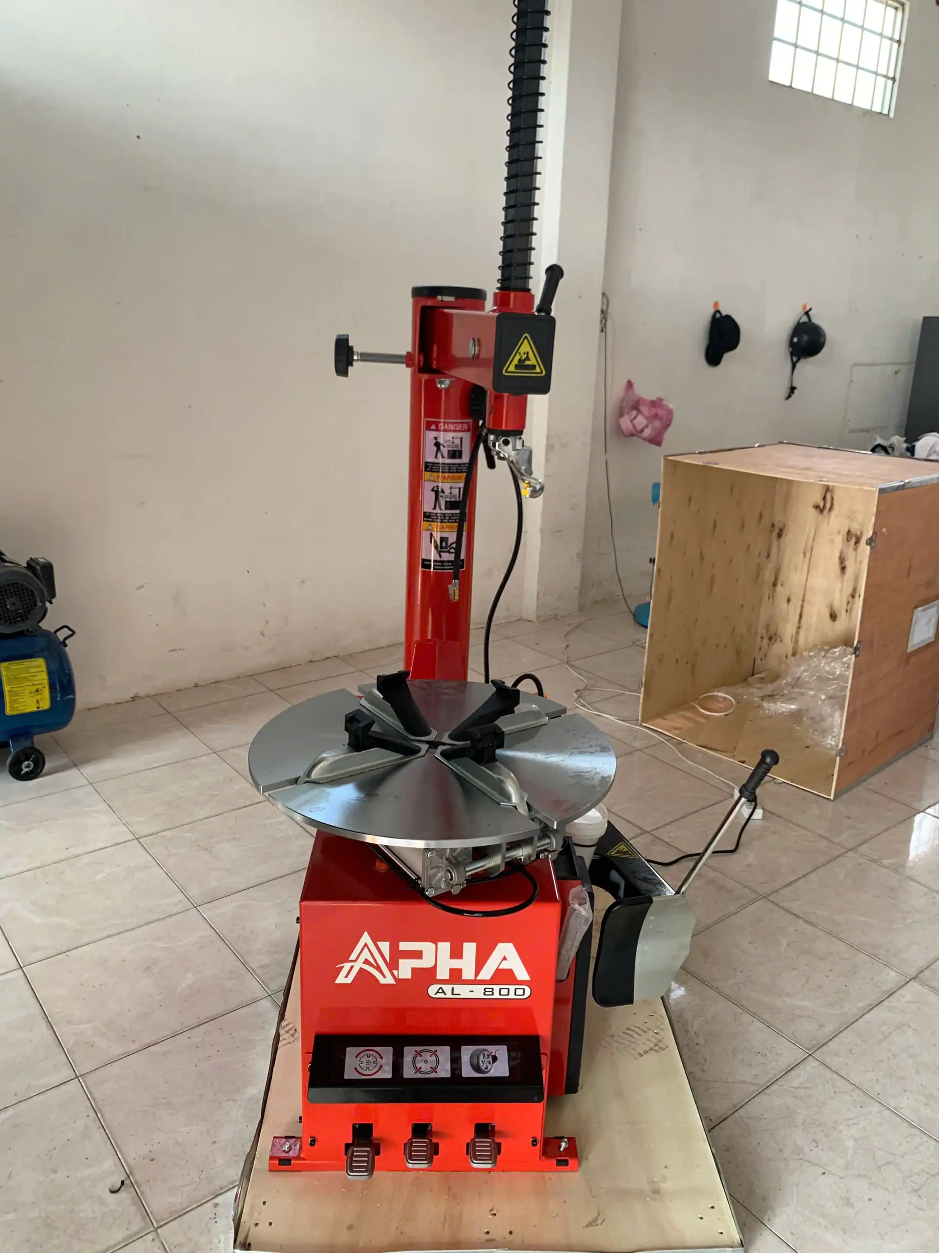 Bảng Giá Máy Ra Vào Lốp Xe Máy, Ô Tô, Xe Tải Mới Nhất 2026 71 Bàn giao máy tháo vỏ Alpha AL-800 cho anh Thái tại Tây Ninh