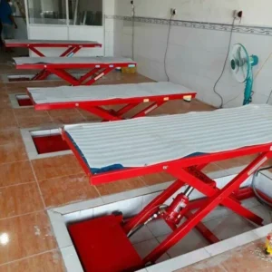 Lắp đặt nhiều bàn nâng xe máy cắt kéo trong khu vực sửa chữa