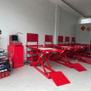 Dãy bàn nâng xe máy đạp chân dạng cắt kéo trong xưởng