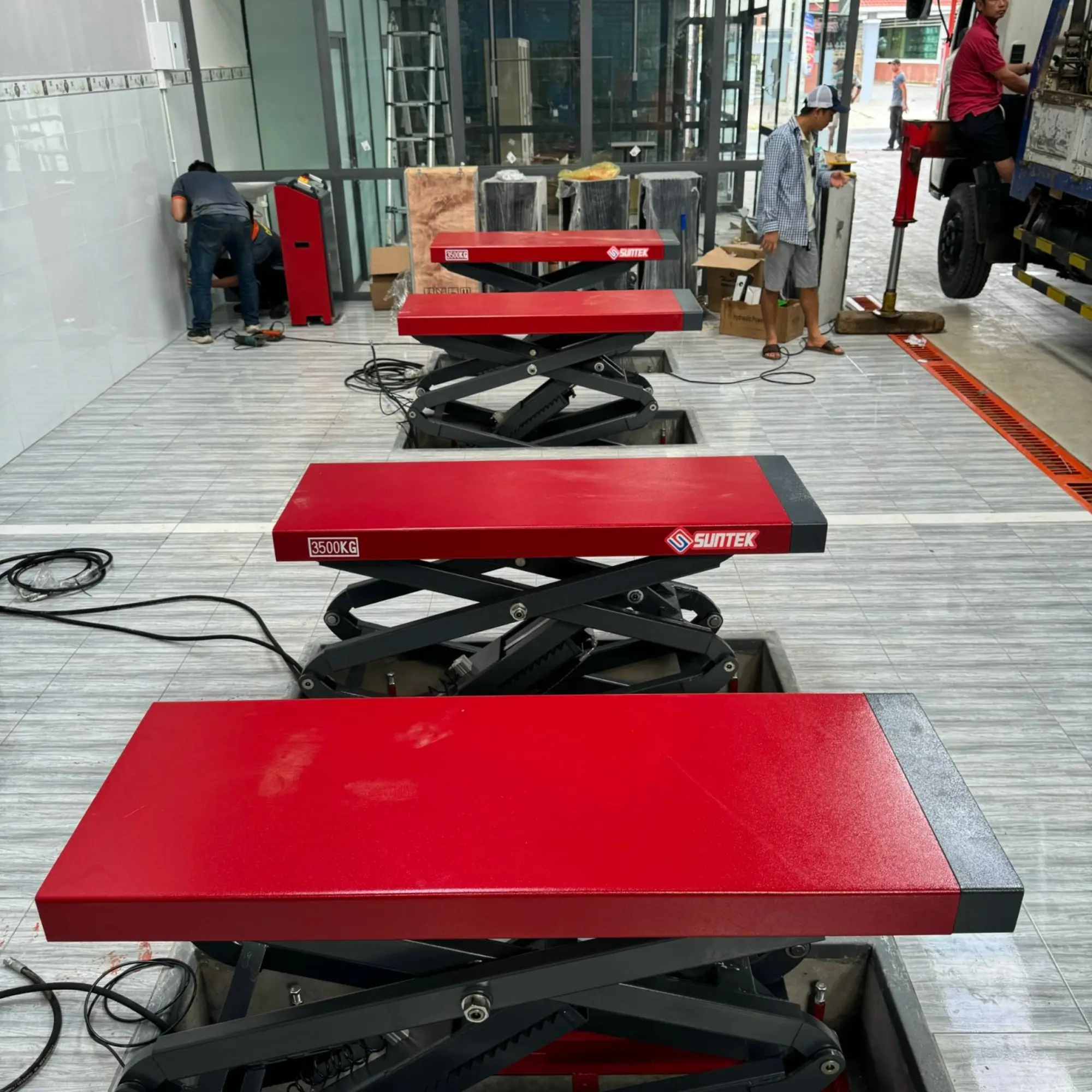 Cầu nâng cắt kéo âm nền SUNTEK 3500S cận cảnh cơ cấu cắt kéo