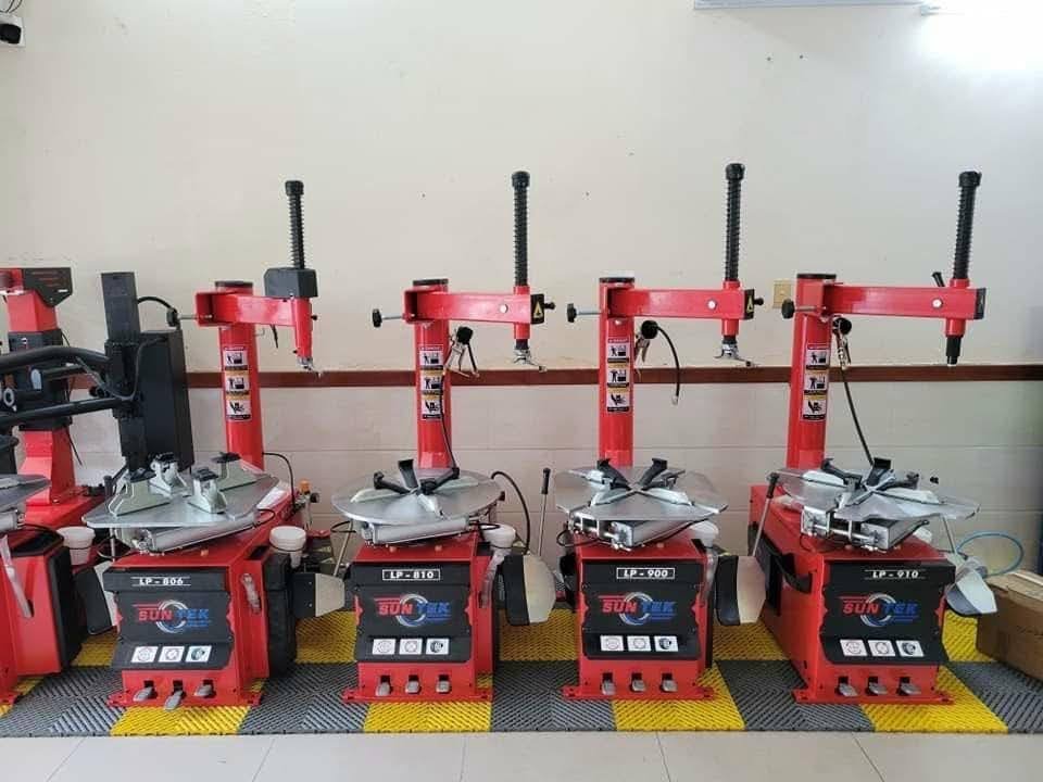 Bảng Giá Máy Ra Vào Lốp Xe Máy, Ô Tô, Xe Tải Mới Nhất 2026 68 Máy ra vào lốp chính hãng thương hiệu SunTek được trưng bày tại Showroom Lộc Phát