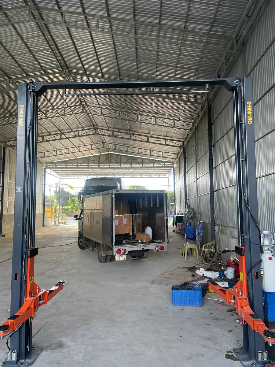 Cầu nâng 2 trụ OMEGA OM-40H lắp đặt tại garage chuyên nghiệp