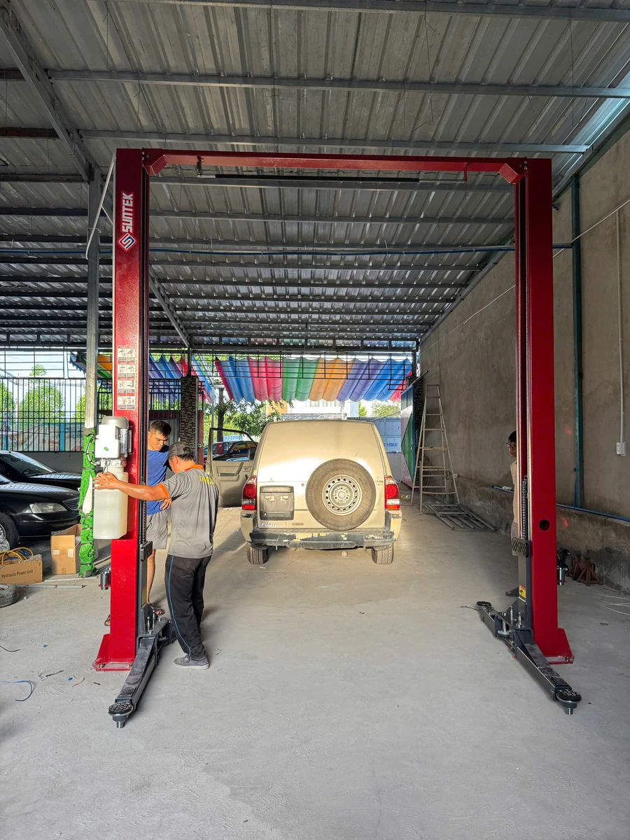 Cầu nâng 2 trụ SUNTEK 4000T được vận chuyển về kho xưởng của Lộc Phát