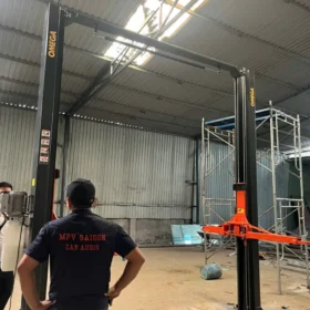 Nhân viên Thiết Bị Lộc Phát kiểm tra cầu nâng ô tô 2 trụ Omega OM-40H-2 sau lắp đặt.