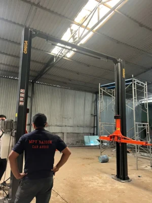 Nhân viên Thiết Bị Lộc Phát kiểm tra cầu nâng ô tô 2 trụ Omega OM-40H-2 sau lắp đặt.