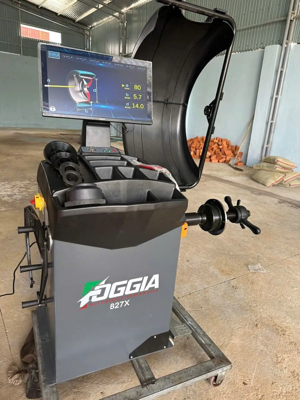 Máy Cân Bằng Lốp Ô Tô Foggia 827X | Thiết Bị Detailing Cao Cấp 39 Góc nhìn hông máy cân bằng lốp ô tô Foggia 827X