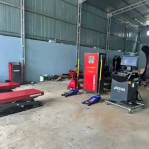 Máy Cân Bằng Lốp Ô Tô Foggia 827X | Thiết Bị Detailing Cao Cấp 29 Máy cân bằng lốp Foggia 827X đặt trong không gian tiệm sửa chữa.