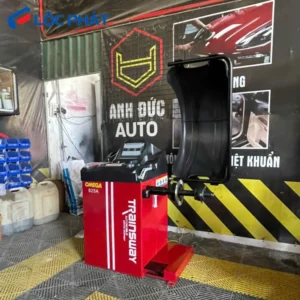 Máy cân bằng lốp ô tô Omega 825A màu đỏ tại Anh Đức Auto.