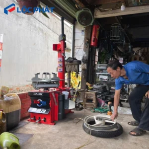 Máy tháo lốp SunTek LP806 trong gara