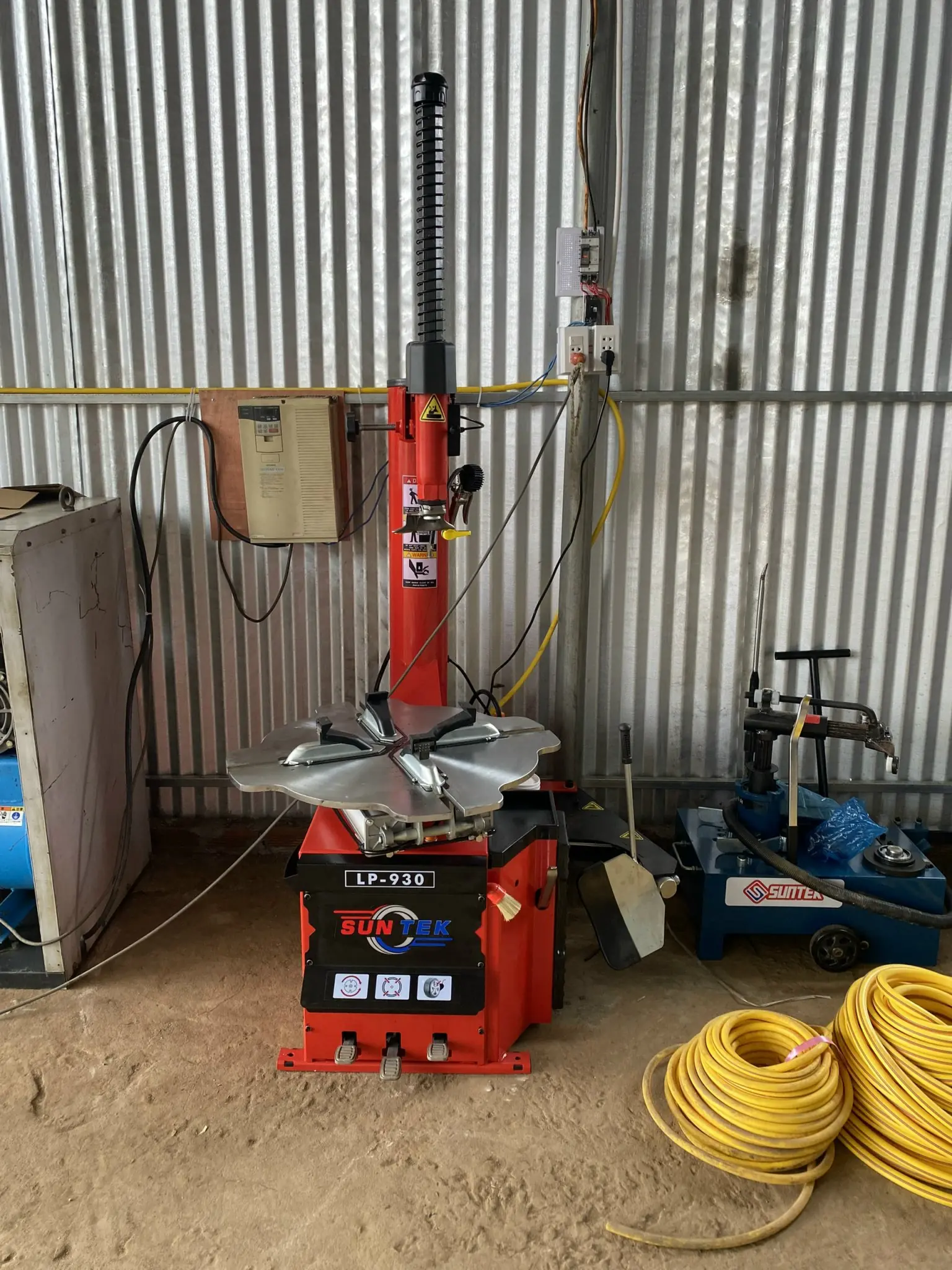 Top 1 Máy Tháo Vỏ Xe Du Lịch SunTek LP-930 Khóa Hơi 42 Góc chụp nghiêng máy tháo lốp khóa hơi