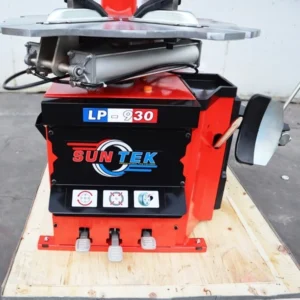Top 1 Máy Tháo Vỏ Xe Du Lịch SunTek LP-930 Khóa Hơi 22 Máy tháo vỏ SUNTEK LP-930 (Khóa Hơi) với góc chụp từ phía trước và một phần cạnh bên, thể hiện thiết kế tổng thể.