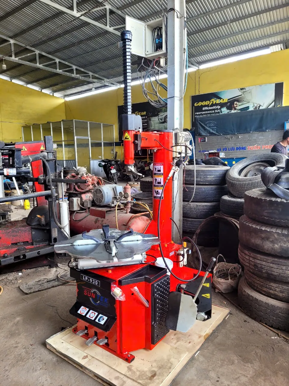Top 1 Máy Tháo Vỏ Xe Du Lịch SunTek LP-930 Khóa Hơi 31 Máy tháo vỏ xe du lịch SunTek LP-930 lắp đặt thực tế tại Gara