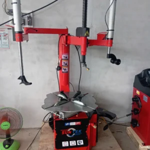 Máy tháo vỏ xe du lịch SUNTEK LP-930 đặt trên pallet