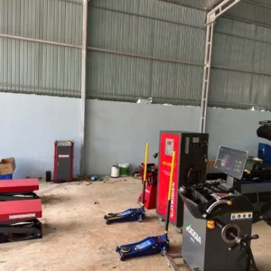 Máy Cân Bằng Lốp Ô Tô Foggia 827X | Thiết Bị Detailing Cao Cấp 30 Không gian tiệm sửa xe với máy cân bằng lốp Foggia 827X và các thiết bị khác.