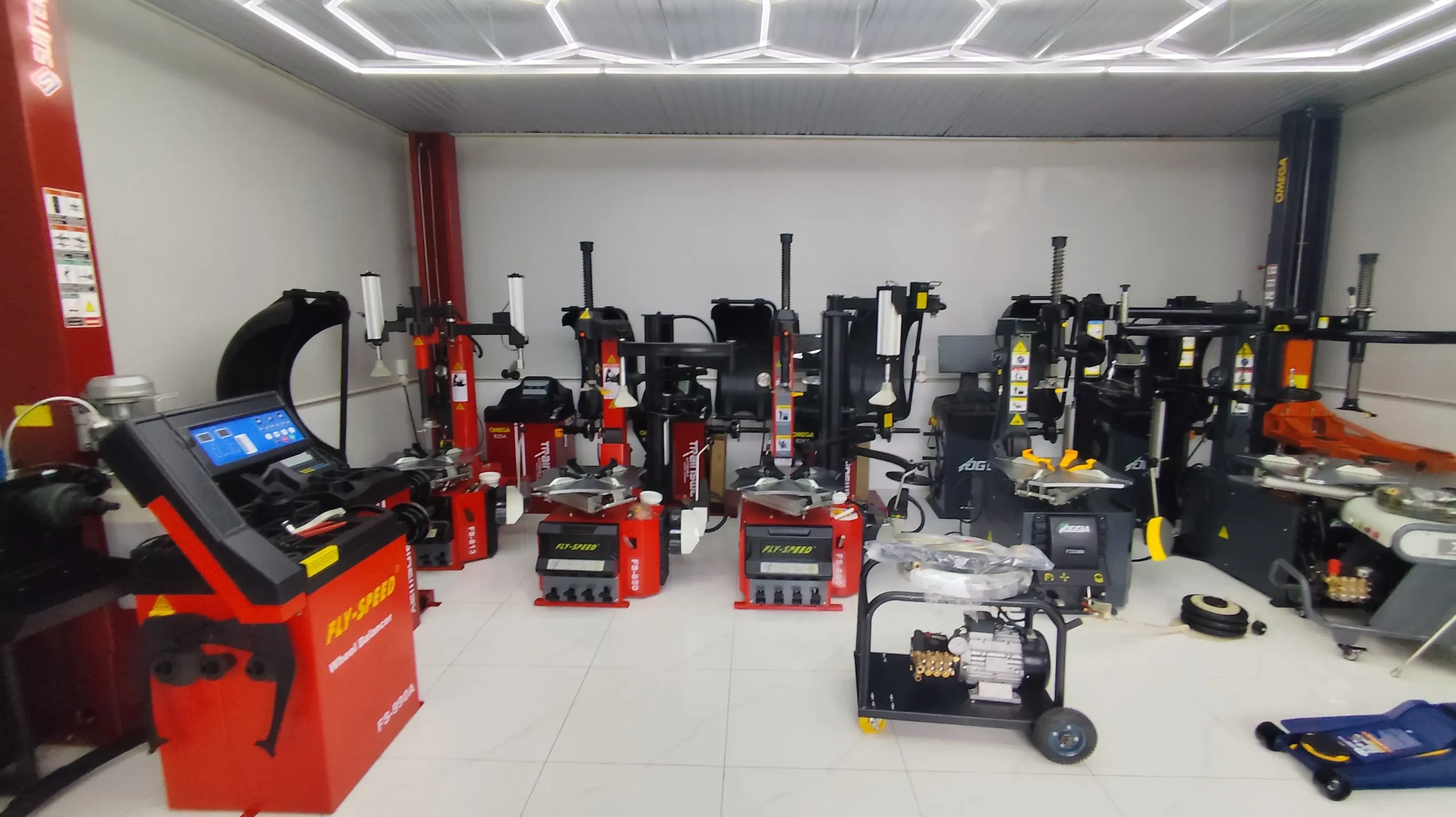 Hệ thống bộ máy garage đầy đủ thiết bị tại showroom Thiết Bị Lộc Phát