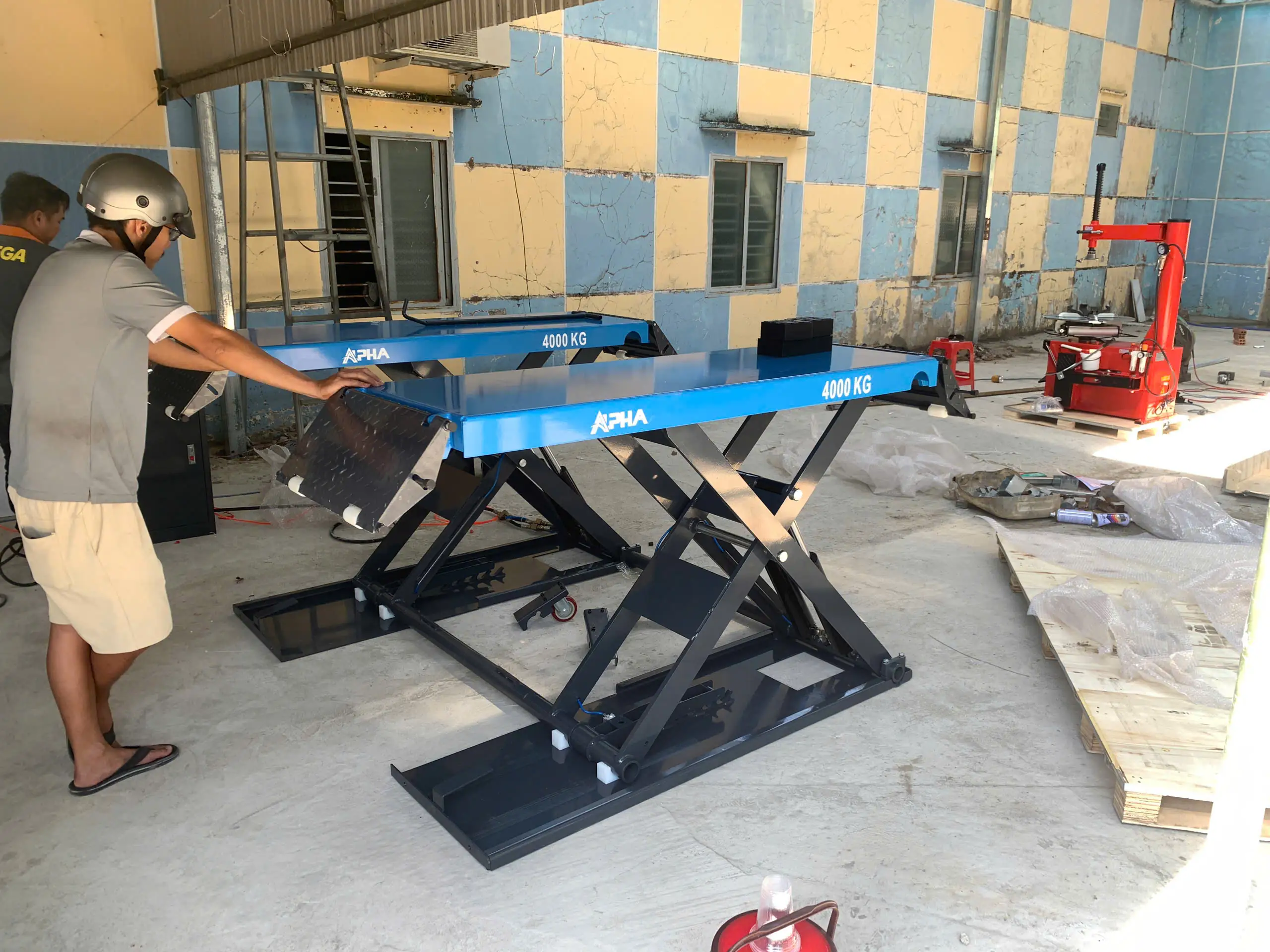 Cầu nâng 2 trụ ALPHA AL-4XD chân trụ