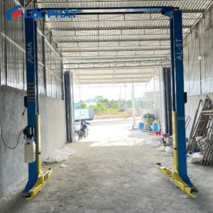 Cầu nâng ALPHA AL-5T 5 tấn đặt trong gara sửa chữa ô tô.