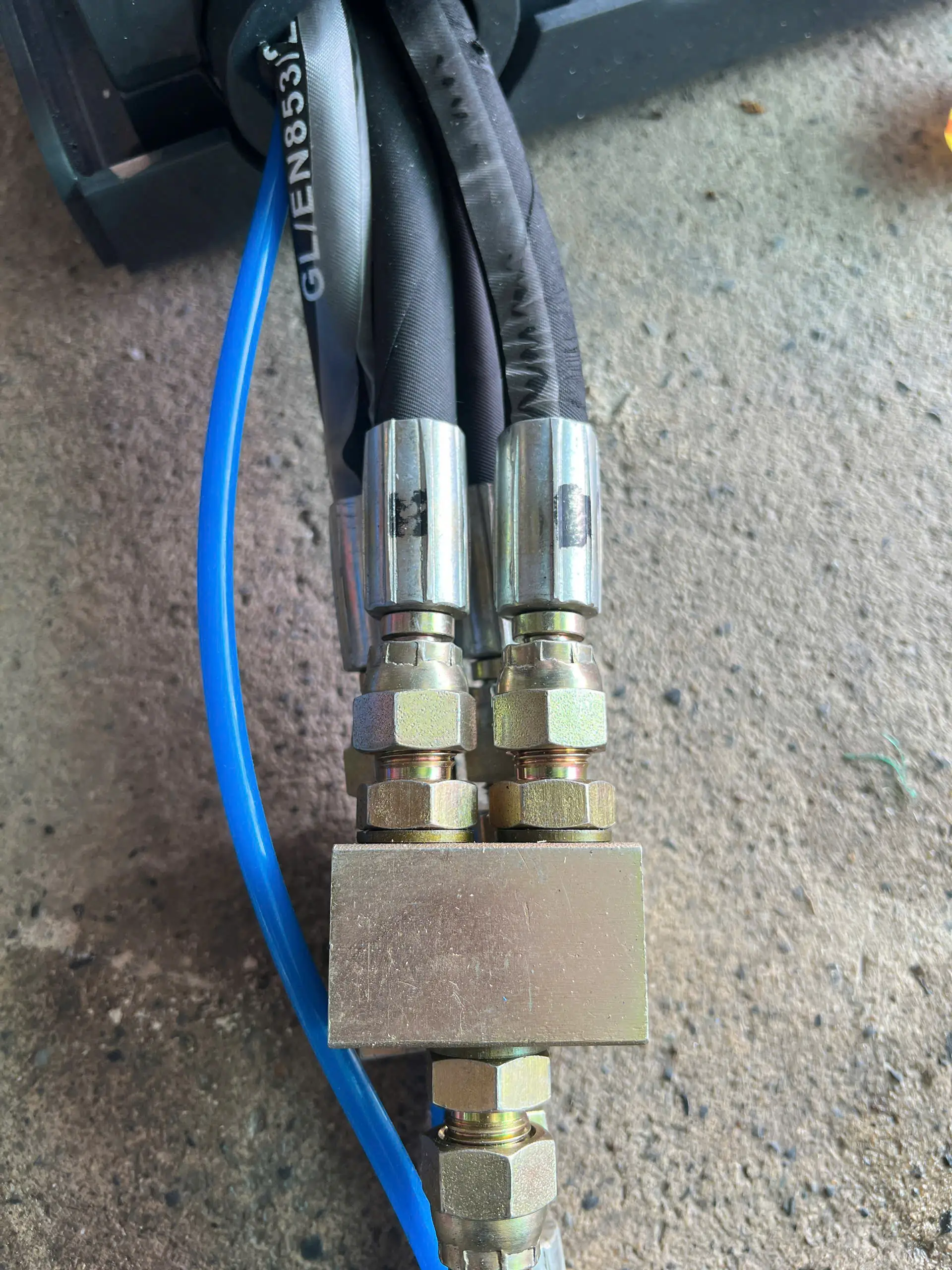 Bệ nâng và bàn nâng của cầu nâng cắt kéo Alpha AL-4XD thiết kế rãnh chống trượt