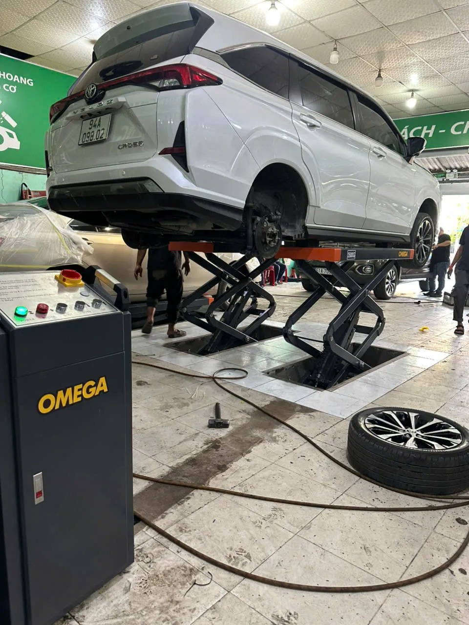 Cầu nâng cắt kéo OMEGA nâng xe ô tô sửa chữa trong garage chuyên nghiệp
