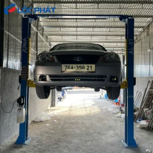 Cầu nâng ô tô 2 trụ cổng trên ALPHA AL-5T tải trọng 5 tấn, nâng hạ xe dễ dàng.