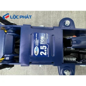 Cận cảnh nhãn hiệu Kích cá sấu SaKa 2.5T SK22502, ghi rõ thông số kỹ thuật.