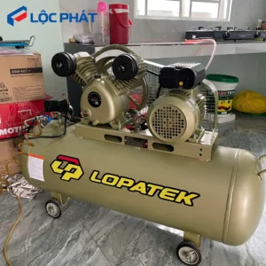 Máy nén khí LOPATEK 2 cấp áp lực 12 bar đặt trong không gian gara chuyên nghiệp.